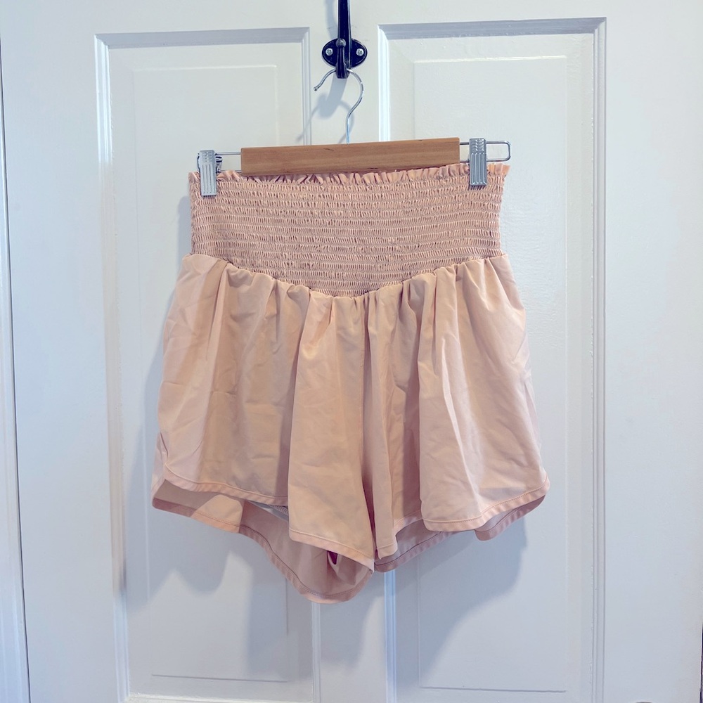 light pink 
true to size
flowy 
spandex under
perfect for running!!
🩷🩷